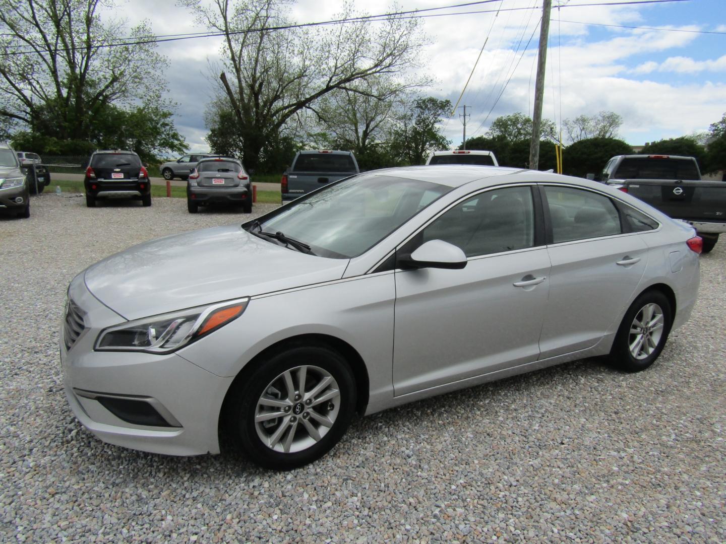 2016 Silver /Gray Hyundai Sonata SE (5NPE24AF1GH) with an 2.4L L4 DOHC 16V engine, Automatic transmission, located at 15016 S Hwy 231, Midland City, AL, 36350, (334) 983-3001, 31.306210, -85.495277 - Photo#2